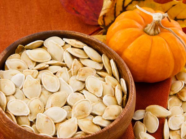 Dầu hạt bí. Dầu hạt bí ngô có một mức độ cao của phytosterol . Điều này giúp làm giảm mức độ cholesterol xấu trong cơ thể. Nó giúp trong việc điều chỉnh mức độ lipid của cơ thể. Phytosterol cũng hấp thụ các cholesterol xấu trong dạ dày giúp duy trì sức khỏe tốt . Dầu hạt bí ngô giúp giảm thiểu các tác dụng phụ của thuốc trên cơ thể.