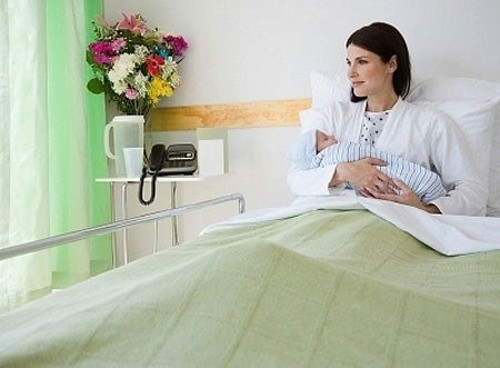 Viêm da vì kiêng cữ. Chị L.A mới sinh con gái đầu lòng hồi cuối tháng 5. Chị kể, chị sinh Nấm đúng vào những ngày nắng nóng nhất. Cứ tưởng rằng sinh vào đầu hè sẽ đỡ hơn thế mà không ngờ năm nay nắng nóng đến sớm. Sau sinh nở, chị được mẹ chồng kiêng cữ cho rất cẩn thận. Suốt một tháng đầu, chị không được ra ngoài. Cửa phòng thì lúc nào cũng đóng kín mít. Mẹ chồng cô không cho hai mẹ con sử dụng điều hòa, sợ ảnh hưởng đến em bé mới sinh.