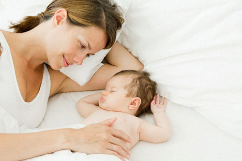 Ngoài ra, thêm một quan niệm kiêng cữ sau sinh sai lầm nữa chị em hay mắc phải là việc nên nằm một chỗ sau sinh. Phụ nữ sau sinh thường được khuyên nên nằm một chỗ, trừ khi đi vệ sinh, còn đâu ăn, uống, tất tần tật nên ở trên giường. Thiếu vận động sau sinh có thể làm bạn mắc chứng tắc động mạch, làm ù lì những bộ phận cần hồi phục sau sinh như khoang chậu, trực tràng, bàng quang.