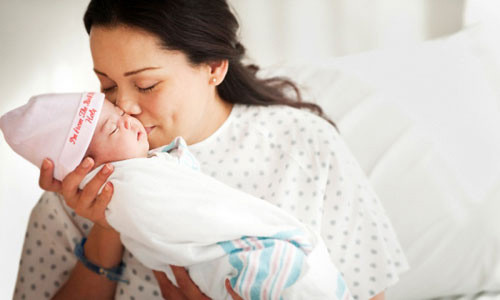 Thiếu sữa cho con vì kiêng ăn uống. Sau ca sinh nở, chị Đ.C (Ninh Bình) được một phen tá hỏa vì mẹ chồng chỉ cho ăn canh rau ngót và thịt kho suốt cả tháng trời. Mẹ chị còn không cho chị uống nhiều nước vì sợ sổ bụng. Bởi theo bà uống nước sẽ khiến sản phụ bị sổ bụng. Một tháng ăn kiêng khem khiến nguồn sữa của chị ngày càng ít đi, chẳng đủ cho con bú mặc dù tuần đầu mới sinh chị khá nhiều sữa. Mãi sau khi phải nhờ đến sự can thiệp của bác sĩ mẹ chồng mới chịu đổi món cho chị.