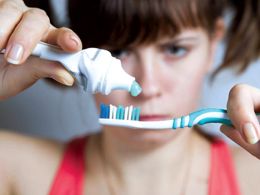 Kiêng đánh răng sau sinh cũng là kiểu kiêng cữ sai lầm. Nếu sợ đánh răng sau sinh sẽ gây ra chứng ê buốt răng về sau, mẹ có thể dùng nước ấm để súc miệng. Tuyệt đối không kiêng cữ vệ sinh răng miệng sau sinh, bởi chế độ ăn uống bổ dưỡng sẽ tạo điều kiện cho vi khuẩn răng miệng sinh sôi nảy nở.