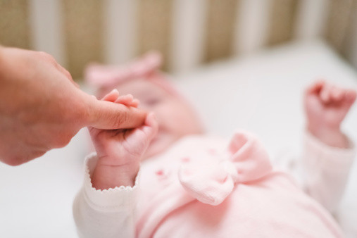 Tử vong vì kiêng cữ sau sinh. “Ở cữ trong tháng”, là một truyền thống của người Trung Quốc khi phụ nữ phải thực hiện những kiêng cữ nghiêm ngặt suốt tháng đầu tiên sau sinh để giữ gìn sức khỏe. Trong thời gian phục hồi này, các bà mẹ sẽ không được ăn đồ lạnh, ra ngoài hoặc thậm chí là tắm táp. Chính vì những quy định ngặt nghèo trên, bà mẹ mới sinh ở Thượng Hải đã “tự giam mình” trong nhà suốt nhiều ngày khi thời tiết bên ngoài đang rất nóng.