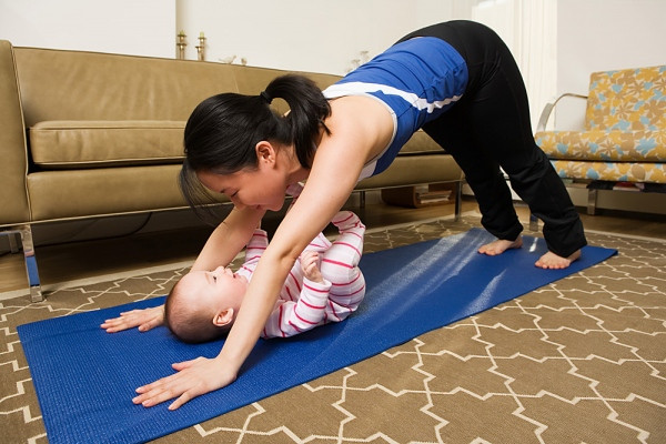 Những bài tập đơn giản vừa làm bé vui vẻ, vừa giúp mẹ giảm cân.