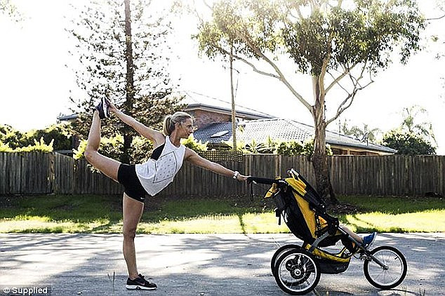 Để duy trì vóc dáng và thói quen tập thể dục sau sinh hàng ngày khi có con nhỏ là một trong những thách thức lớn với các bà mẹ. Để có thể làm được điều này, những người mẹ đã nghĩ ra một cách vô cùng thông minh là cho con cùng tham gia tập các bài tập với mình.