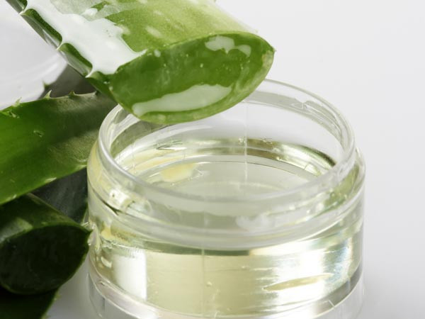 Gel lô hội, dầu lavender, dầu hoa anh thảo. Gel lô hội có tác dụng tuyệt vời trong việc ngăn ngừa và trị mụn trứng cá, nuôi dưỡng da mềm mại. Trộn đều gel lô hội với dầu hoa oải hương, thêm một thìa dầu hoa anh thảo, dùng hỗn hợp này massage 3 lần/tuần để làn da bạn được nuôi dưỡng tốt nhất.