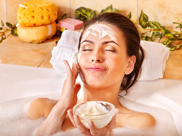 Hỗn hợp dầu oliu, dầu dừa và bơ ca cao. Hỗn hợp massage mặt này phù hợp với da khô, sạm và nứt nẻ. Thêm tất cả các thành phần này vào một nồi hơi, đun cho tan chảy và khuấy đều, sau đó bắc ra để nguội, cho vào ngăn mát tủ lạnh dùng 2 luần/tuần.