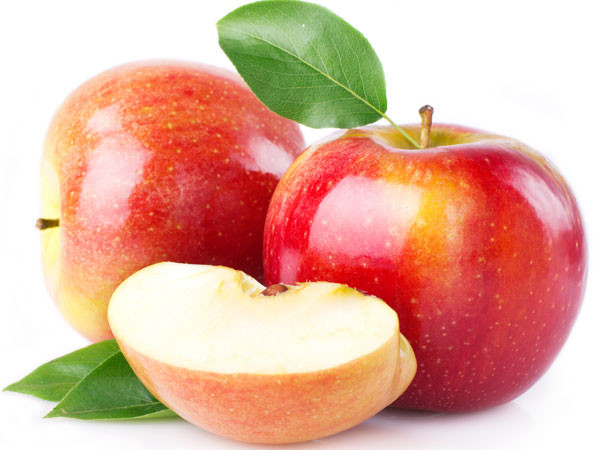 Táo, nước hoa hồng và dầu oliu. Táo rất giàu vitamin A, B, C và những dưỡng chất chống oxy hóa khác. Cắt táo thành miếng nhỏ, trộn với dầu oliu và xay nhuyễn bằng máy xay sinh tố. Đun hỗn hợp này bằng nồi hơi và lửa nhỏ, sau đó thêm nửa chén hoa hồng, bắc ra để nguội và lưu trữ trong tủ lạnh.