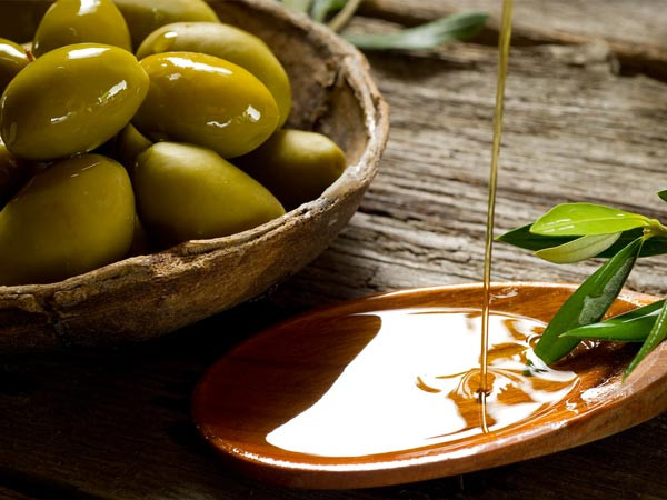 Dầu ô liu, dầu dừa và sáp ong, Vitamin E. Dầu oliu có tác dụng ngăn ngừa da mất đi độ ẩm, và nó cũng là thành phần chính trong các loại kem massage. Trộn dầu oliu, dầu dừa và sáp ong sau đó đun trên bếp nhỏ lửa cho đến khi nó tan chảy ra. Cuối cùng, cắt viên nén vitamin E thêm vào hỗn hợp. Để nguội hỗn hợp này, dự trữ trong tủ lạnh và dùng 2 - 3 lần/tuần.