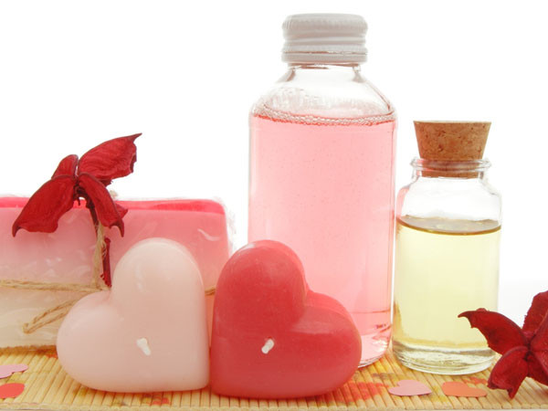 Hỗn hợp glycerin, nước hoa hồng, dầu dừa, dầu hạnh nhân. Cho dầu dừa, nước hoa hồng và glycerin vào nồi đun tan chảy. Bắc ra để nguội, dự trữ hỗn hợp này trong lọ kín và massgae 2 lần/tuần để giữ ẩm, chống chảy xệ cho da.