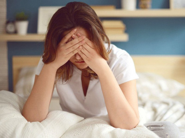 Từ khi kết thúc kinh nguyệt đến thời kỳ rụng trứng, cơ thể phụ nữ tiết estrogen mạnh. Tuy nhiên, sau thời kỳ rụng trứng, hormone progesterone giúp mang thai được tiết ra mạnh. Do đó, một số chị em rơi vào tình trạng trằn trọc, khó ngủ, uể oải cả ngày, thiếu năng lượng và tinh thần thất thường.