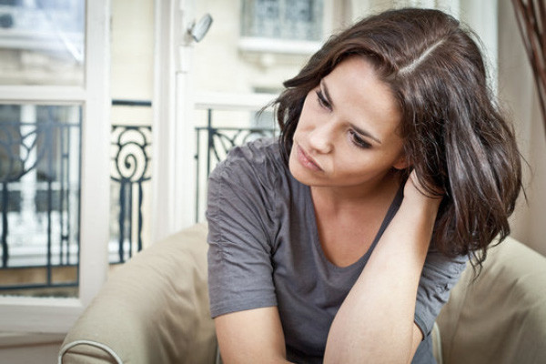 Thời kỳ tiền mãn kinh, estrogen và progesterone tiết ra trong cơ thể sẽ ngày càng ít đi, cộng với những cơn bốc hỏa, đổ mồ hôi đêm và các chứng khó chịu khác cũng sẽ gây ra tình trạng khó đi vào giấc ngủ.