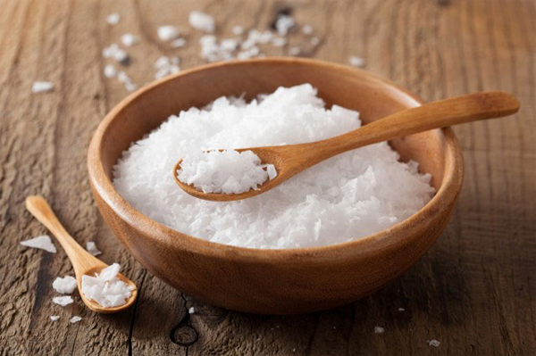 Muối. Muối là gia vị quan trọng trong gian bếp mỗi gia đình. Điều tuyệt vời là muối có thể để lâu vô thời hạn. Việc bạn cần làm là đặt chúng ở vị trí khô ráo.