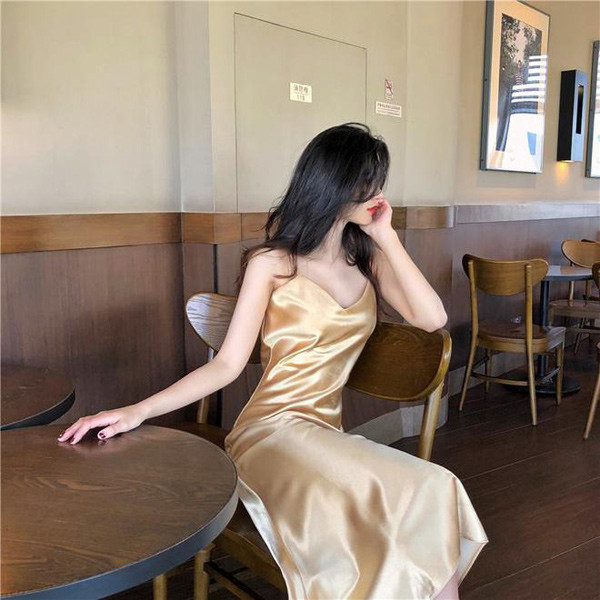 Giờ đây, váy lụa ngày càng lấy lại vị thế của mình. Ngoài xuất hiện tại các sự kiện lớn, váy lụa còn được góp mặt trong thời trang đường phố.