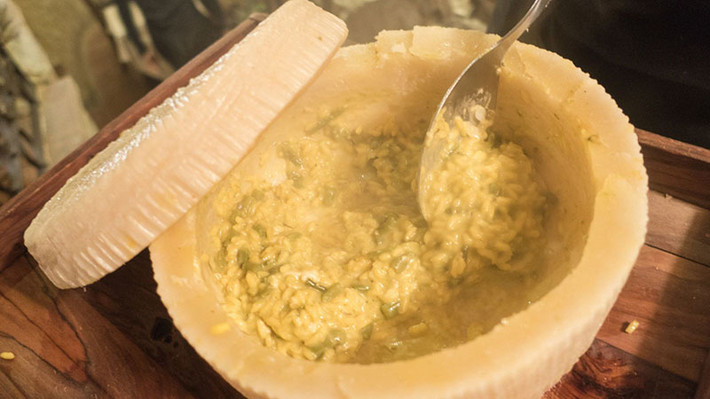 Pho mát giòi Casu marzu của Ý có mùi hôi do những con giòi bên trong.