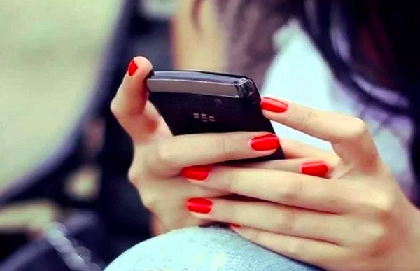 Không cho bạn gái cầm điện thoại. Điện thoại là vật dụng chứa nhiều thông tin, hình ảnh cá nhân. Nếu hai người đồng tâm, anh ấy sẽ không có lý do gì để giấu giếm với bạn đời.