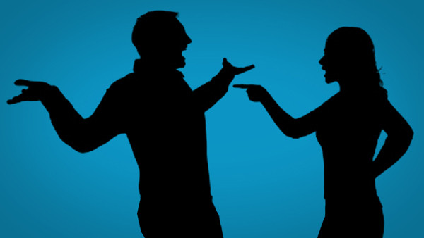 Thường đổ lỗi, xét nét bạn gái. Một người yêu bạn, dù bạn có bao khuyết điểm thì anh ấy vẫn đủ sức bao dung. Trong khi đó một khi cạn tình, dù bạn làm tốt chăng nữa thì anh ta vẫn xét nét để đổ lỗi.