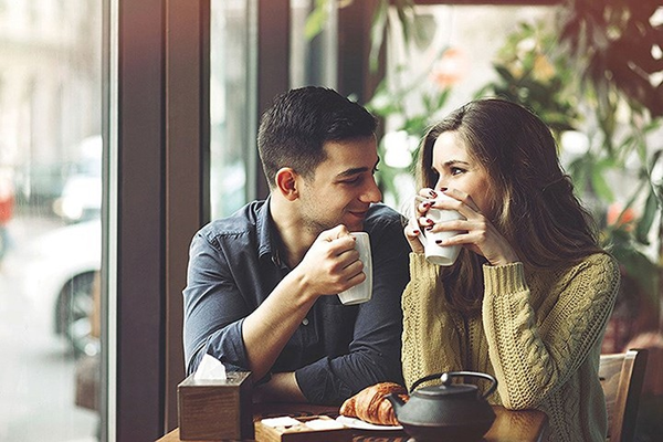 Chi tiêu nhiều hơn. Nam giới thường ít khi tiêu cho bản thân mình song lại rất hào phóng với nửa kia. Không những vậy, chi phí cho những lần hẹn hò, quà cáp cũng ngốn một khoản không nhỏ.