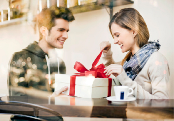 Bạn gái nên đề cao cảnh giác khi số tiền chi tiêu của chồng ngày càng nhiều hơn. Đặc biệt, nếu anh ấy dần quên việc tặng quà cho bạn thì khả năng thay lòng đổi dạ càng cao. Rất có thể anh ta đang vui bên tình mới mà lãng quên người phụ nữ bên cạnh.