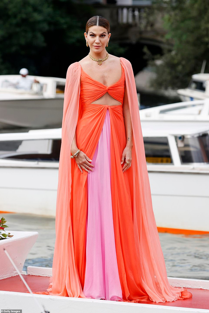 Bianca Brandolini d'Adda rực rỡ không kém.