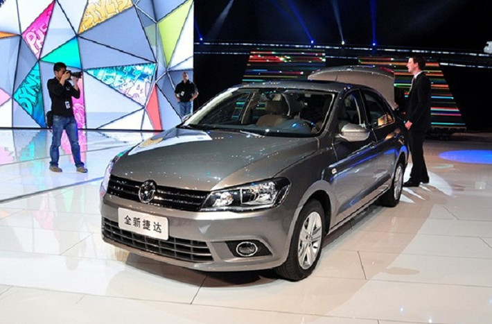 8. FAW-VW Jetta: 297.000 xe. Phiên bản nâng cấp của Jetta ra mắt tại Trung Quốc vào năm ngoái, sử dụng chung khung gầm với mẫu Santana do liên doanh SAIC-VW sản xuất.