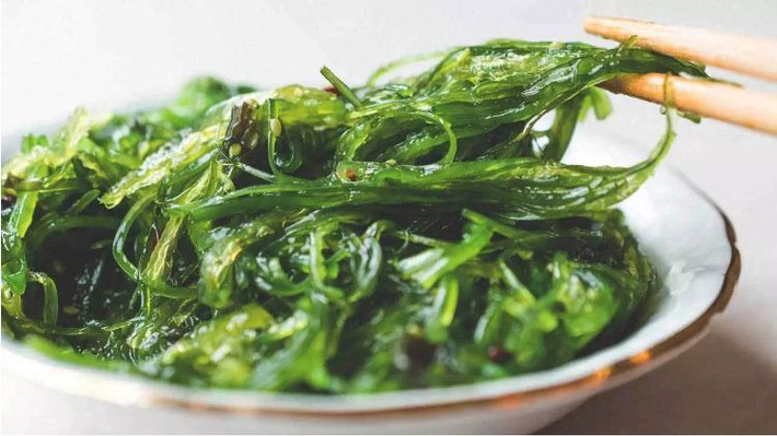 Rong biển là nguồn cung cấp dồi dào các chất chống oxy hóa, vitamin và khoáng chất, calo. Đây cũng là một trong những thực phẩm giàu iốt. Ảnh: Healthline.