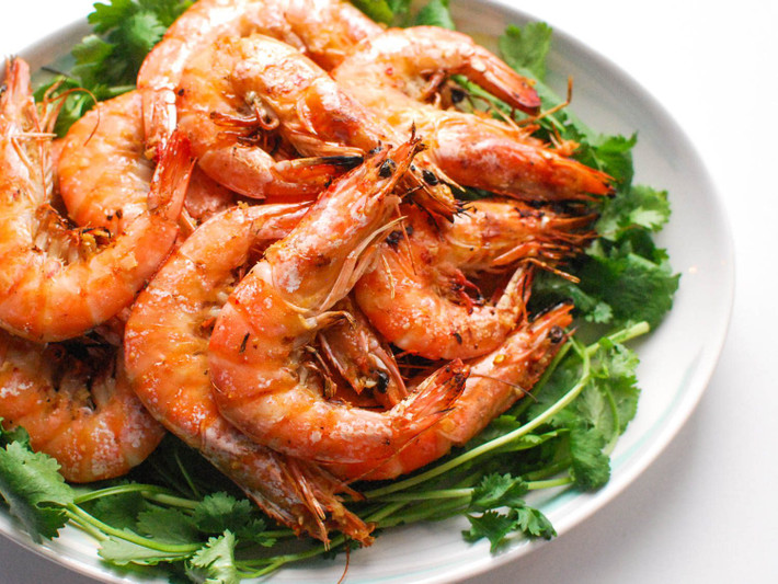 Tôm không chỉ là loại thực phẩm ít ít calo, giàu protein mà còn rất giàu iốt. Ảnh: seriouseats.