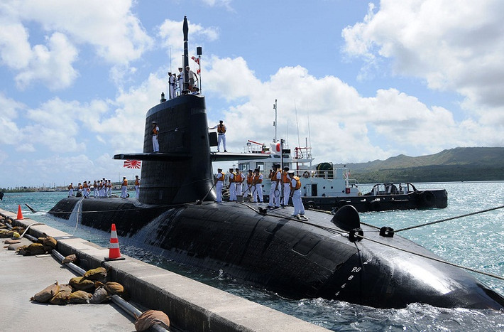Không chỉ hoạt động ở vùng biển ven bờ, JMSDF hoàn toàn có đủ khả năng thực hiện các nhiệm vụ tác chiến xa bờ. Một thế mạnh Nhật Bản là lực lượng tàu ngầm của nước này, tuy chỉ có 16 tàu ngầm tấn công nhưng đa phần các tàu ngầm này đều do Nhật Bản tự chế tạo. Điển hình nhất có thể kể tới mẫu tàu ngầm diesel-điện tiên tiến lớp Sōryū.