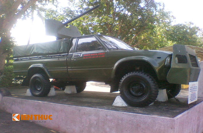 Trong ảnh là một chiếc xe bán tải Toyota được lực lượng vũ trang Quân khu 5 sửa đổi để có thể tham gia vào Chiến dịch phản công biên giới Tây Nam 1978.