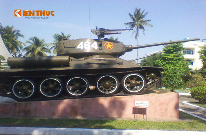 Khu trưng bày ngoài trời là nơi giới thiệu các hiện vật và khí tài quân sự được quân và dân Quân khu 5 sử dụng trong cả hai cuộc kháng chiến trường kỳ của dân tộc. Trong ảnh là một chiếc xe tăng T-34-85 được Quân giải phóng miền Nam Việt Nam sử dụng trong kháng chiến chống Mỹ.