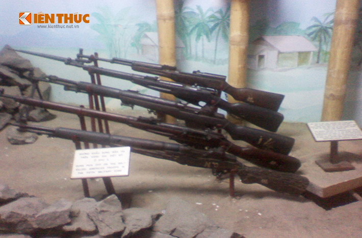 Gian trưng bày trong nhà là nơi lưu trữ các hiện vật, tư liệu quý về quá trình phát triển và trưởng thành của lực lượng vũ trang Quân khu 5 trong giai đoạn đầu của kháng chiến chống thực dân Pháp cho đến khi kết thúc kháng chiến chống Đế quốc Mỹ, giải phóng miền Nam thống nhất đất nước. Trong ảnh là các loại súng trường được quân và dân Quân khu 5 sử dụng trong hai cuộc kháng chiến trước đây.