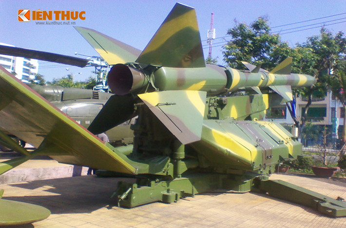 Trong ảnh là một bệ phóng tên lửa thuộc tổ hợp tên lửa phòng không SA-2 của Quân đội Nhân dân Việt Nam trong kháng chiến chống Mỹ.