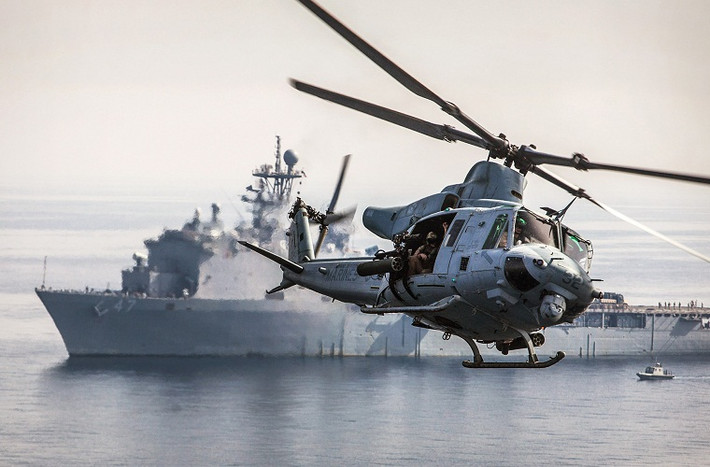 Chi phí vận hành của một chiếc UH-1Y cũng được đánh giá là khá thấp so với những chiếc trực thăng vận tải đa năng tiên tiến đang được Quân đội Mỹ sử dụng. Nó cũng có kích thước tương đối nhỏ gọn phù hợp với các lớp tàu đổ bộ thế hệ cũ của Hải quân Mỹ.