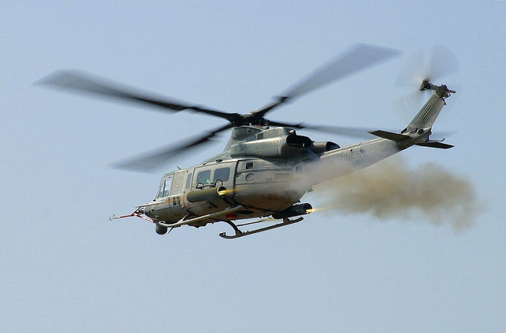 Trong ảnh là một chiếc UH-1Y đang phóng rocket tấn công mục tiêu mặt đất.