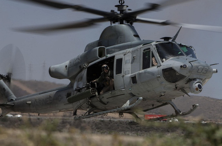 Hệ thống vũ khí trên UH-1Y cũng khá đa dạng, nó có thể mang theo hai cụm ống phóng rocket Hydra 70 hoặc đạn tự dẫn APKWS II ở hai bên thân, cùng với đó là hai súng máy Gatling M134 Minigun hoặc M2 Browning.
