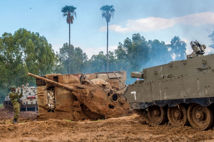 Xe tăng Merkava MK3 Israel đang được hai xe cứu kéo công binh dùng dây xích kéo lên.
