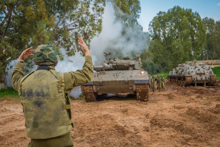 Đội cứu hộ đang hối hả giải cứu chiếc xe tăng Quân đội Israel. Hiện chưa rõ chiếc xe tăng này bị lật do nguyên nhân vì đâu. Tuy nhiên, theo giới phân tích vũ khí trước đó cho hay, MK 3 có trọng lượng quá nặng tới 65 tấn, có thể khiến xe tăng này dễ bị lật úp khi hoạt động ở những địa hình khó.