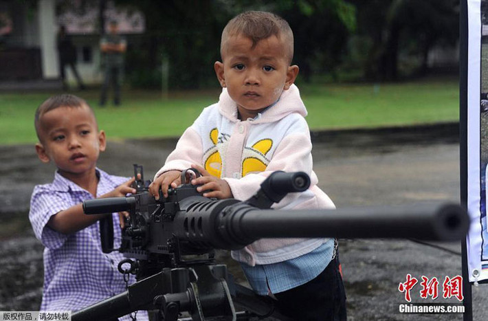 Trong ảnh, 2 em bé Thái Lan đang "nghịch" khẩu đại liên M2.