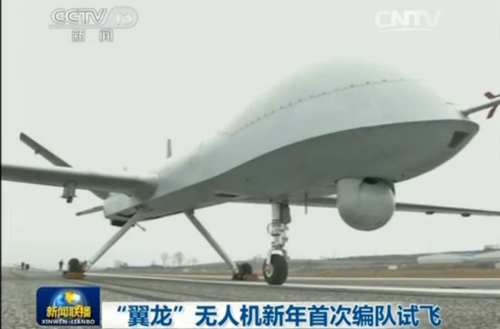 Cận cảnh một trong 2 chiếc UAV Dực Long bay thử nghiệm. Ở đầu mũi máy bay có một tổ hợp trinh sát quang điện tử, trên cánh có 2 mấu treo vũ khí.