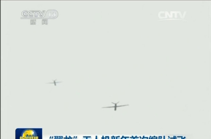 Hai chiếc UAV Dực Long bay phối hợp trên không.