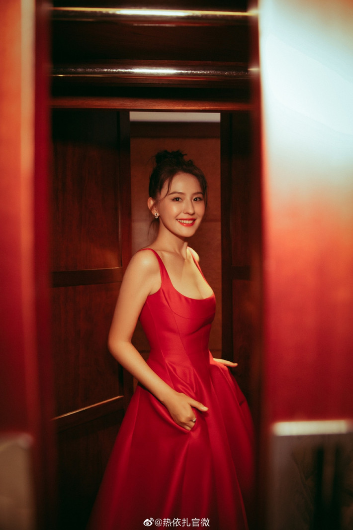 Mới đây tại lễ trao giải Bạch Ngọc Lan, người đẹp Nhiệt Y Trát lại khiến người hâm mộ xao xuyến bởi chiếc váy quá gợi cảm.