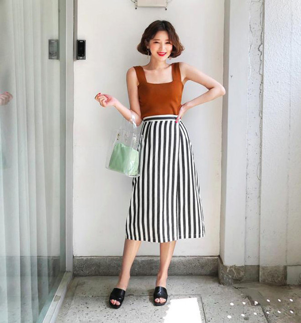 Đặc biệt, chiếc áo rất dễ phối đồ. Bạn gái không cần phải đầu tư quá nhiều, chỉ cần 1 chiếc áo là có thể thoải mái phối cùng quần jeans, hotpants, váy ngắn, váy dáng dài...