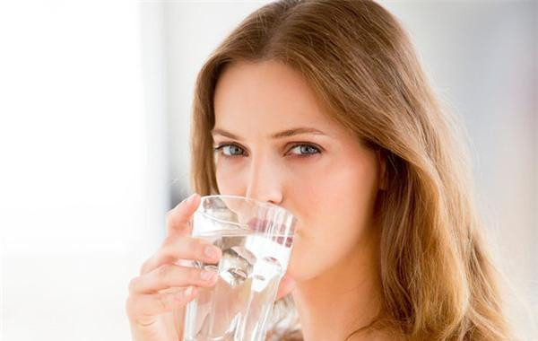 Uống nước ngay sau khi thức dậy. 1 – 2 ly nước ngay sau khi thức dậy là thời điểm uống nước có lợi, mang lại tác dụng thanh lọc cơ thể. Nguyên nhân bởi khi ngủ, cơ thể vẫn tiêu thụ nước để đảm bảo quá trình trao đổi chất. Uống nước buổi sáng giúp bổ sung lượng nước hao hụt, giúp làn da trở nên căng đầy.