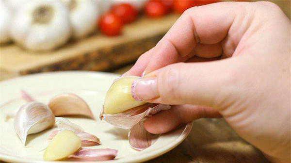 Tỏi há miệng. Tỏi há miệng thường rất dễ bóc nên được nhiều người chọn. Vậy nhưng, lớp vỏ bên ngoài của tỏi há miệng không đảm bảo, khiến nấm mốc dễ thâm nhập.
