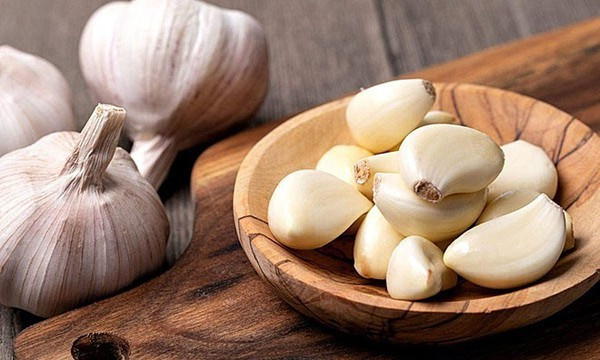 Không chỉ giúp làm tăng hương vị cho món ăn, tỏi còn có tác dụng trong việc phòng, điều trị bệnh tim mạch, ung thư, viêm nhiễm, xương khớp. Dù vậy, có những loại tỏi không nên mua, ăn lượng lớn có thể gây hại cho sức khỏe.