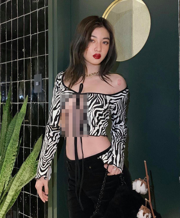 Một trong những màn lên đồ khoe ngực lộ liễu, dễ gây phản cảm nhất là thiết kế kiệm vải, để lộ gần như toàn bộ khuôn ngực.