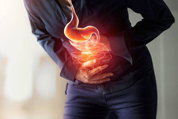 Người bị táo bón. Sữa chua giúp thúc đẩy nhu động ruột. Nó cũng là nguồn bổ sung nước dồi dào. Đây là lí do người trung niên, người già, phụ nữ mang thai thường được khuyên ăn sữa chua để cải thiện tình trạng sức khỏe.