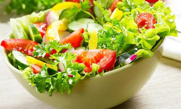 Tăng cường ăn các loại rau xanh, tận dụng nguồn diệp lục tự nhiên cũng góp phần ức chế tác dụng gây ung thư do aflatoxin gây ra. Các nhà khoa học tin rằng, chất diệp lục có khả năng làm giảm đáng kể tốc độ hấp thụ aflatoxin. Chất này cũng là chất bảo vệ tuyệt vời, mang lại hiệu quả ngăn ngừa các bệnh ung thư nguy hiểm. Ảnh: Internet.