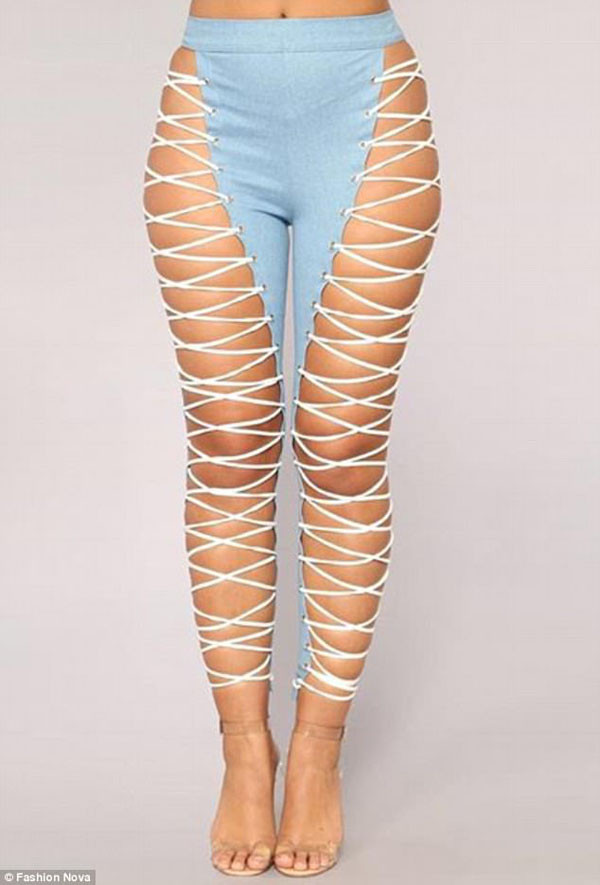 Chẳng hạn, những chiếc quần jeans hở chằng chịt như thế này khiến bạn gái mặc mà như không, hoàn toàn không mang lại tác dụng che chắn.
