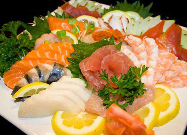 Mặc dù được ăn kèm cùng nhiều loại gia vị song sashimi vẫn tiềm ẩn mối nguy từ kí sinh trùng, đặc biệt là sán lá đơn. Khi đi vào cơ thể, loại sán này sẽ tạo áp lực cho gan, ảnh hưởng đến quá trình giải độc cơ thể.