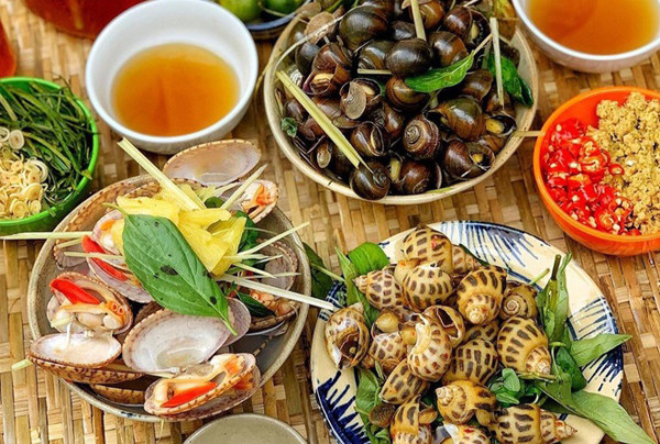 Đáng lưu ý, cấu tạo của ốc khiến chúng ta khó phát hiện và làm sạch. Khi vào cơ thể, chúng sẽ kí sinh ở nội tạng, gây ra những biểu hiện bên ngoài như phù tay, chân, đau bụng, sốt, nôn ói, tiêu chảy.